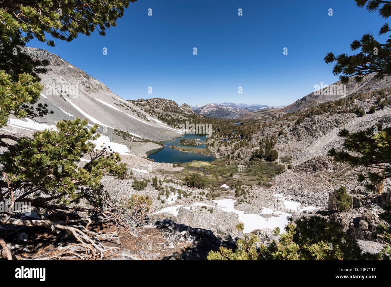 Blick auf den Skeleton Lake in der Nähe der Mammoth Lakes in den Sierra Nevada Mountains in Kalifornien. Stockfoto