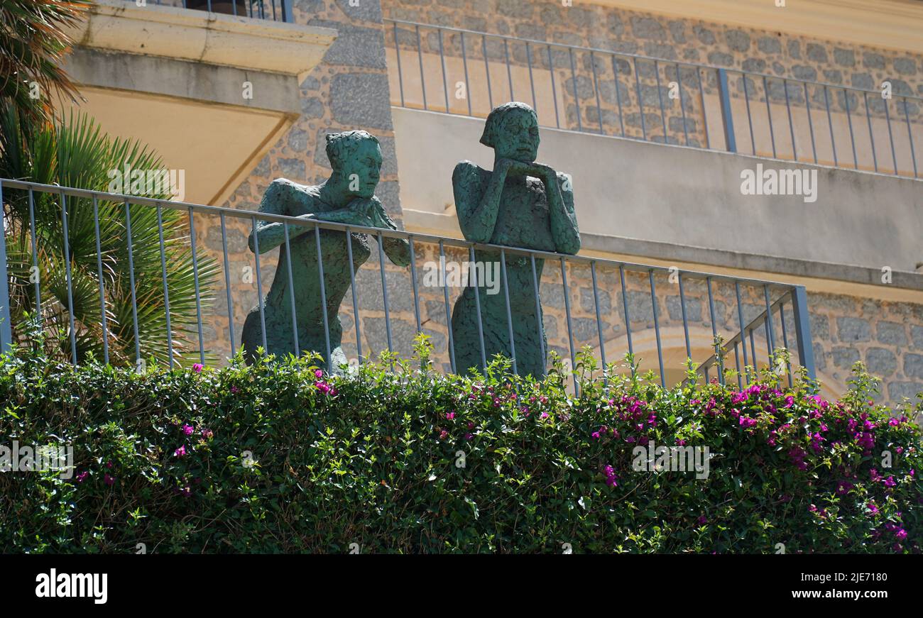 Zwei Statuen, die auf dem Balkon stehen und sich an den Geländern lehnen. Stockfoto