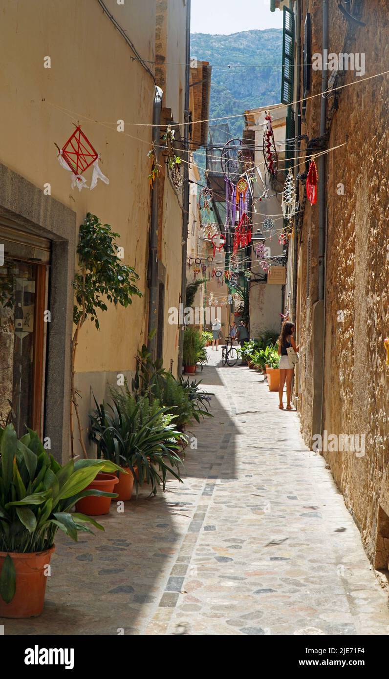 Schmale Straße in Soller Mallorca mit Dekorationen inklusive Traumfänger. Stockfoto