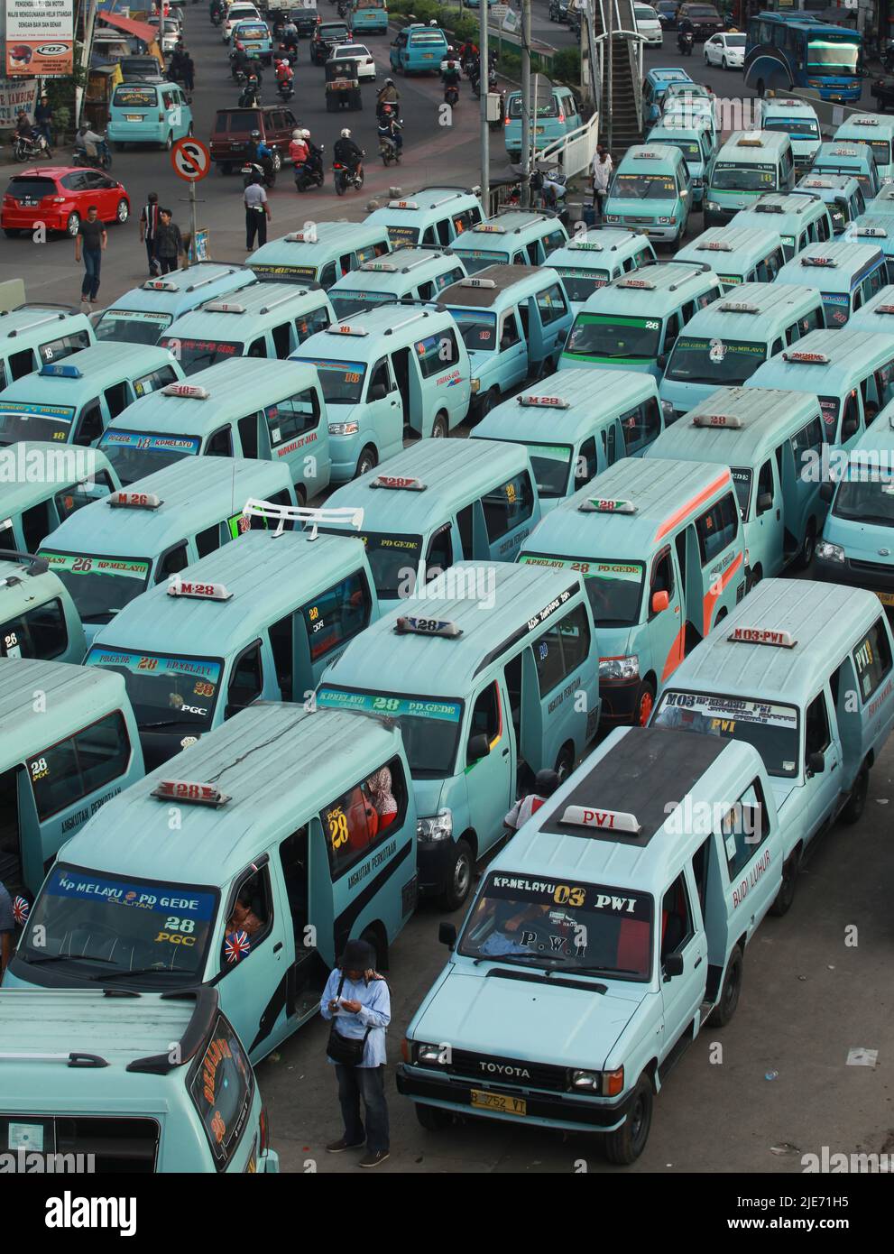 Eine Reihe von Mikrobus-Angkots am Kampung Melayu Terminal, Jakarta, Indonesien Stockfoto