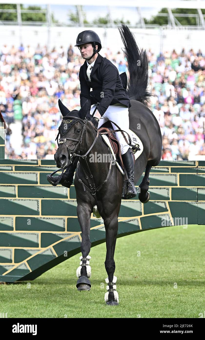 Hassocks, Großbritannien. 25.. Juni 2022. Das Al Shira'aa Hickstead Derby Meeting. Hickstead Showground. Hassocks. Oisin MURPHY (IRL) auf MEDUSA VAN DE KOOLDRIES während des britischen Speed Derby. Kredit: Sport In Bildern/Alamy Live Nachrichten Stockfoto