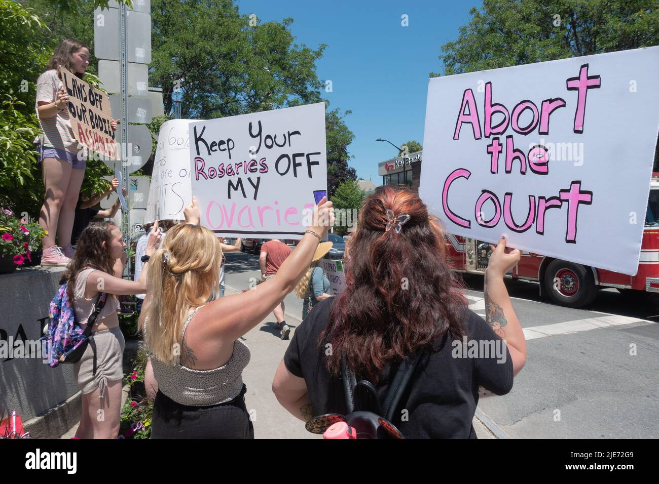 Brattleboro, Vermont. 25. JUNI 2022: Demonstration gegen den Obersten Gerichtshof, bei der Roe gegen Wade gestialt wurde am 24. Juni, einer von vielen Protesten für Wahlkämpfer im ganzen Land, einschließlich kleiner Städte wie Brattleboro. Stockfoto