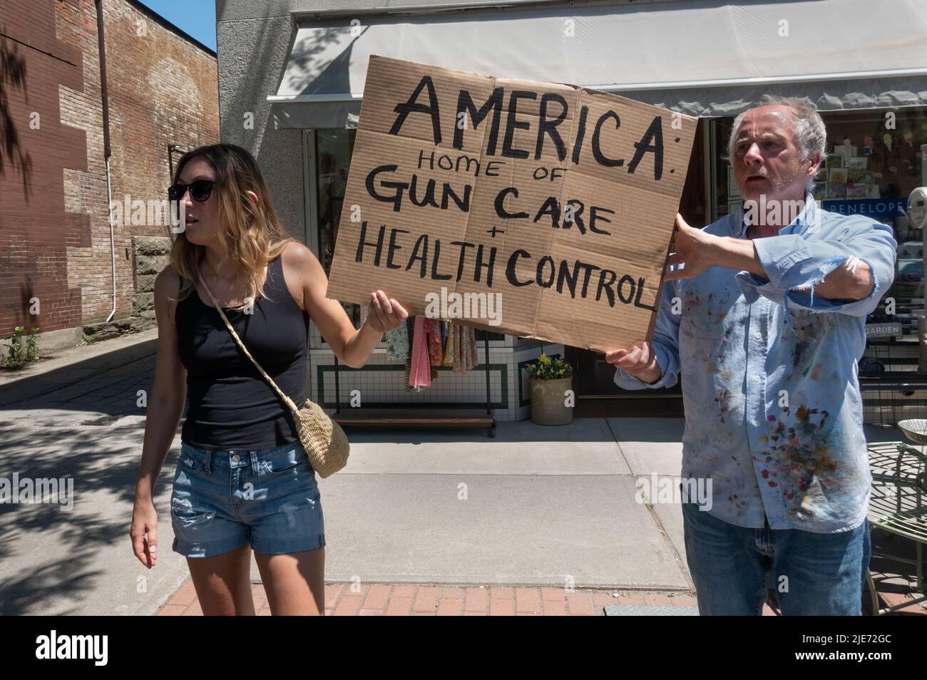 Brattleboro, Vermont. 25. JUNI 2022: Demonstration gegen den Obersten Gerichtshof, bei der Roe gegen Wade gestialt wurde am 24. Juni, einer von vielen Protesten für Wahlkämpfer im ganzen Land, einschließlich kleiner Städte wie Brattleboro. Stockfoto