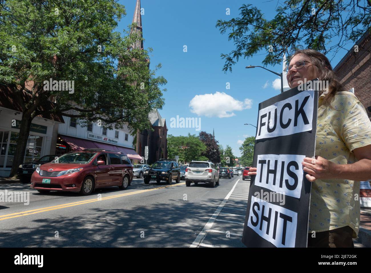 Brattleboro, Vermont. 25. JUNI 2022: Demonstration gegen den Obersten Gerichtshof, bei der Roe gegen Wade gestialt wurde am 24. Juni, einer von vielen Protesten für Wahlkämpfer im ganzen Land, einschließlich kleiner Städte wie Brattleboro. Stockfoto