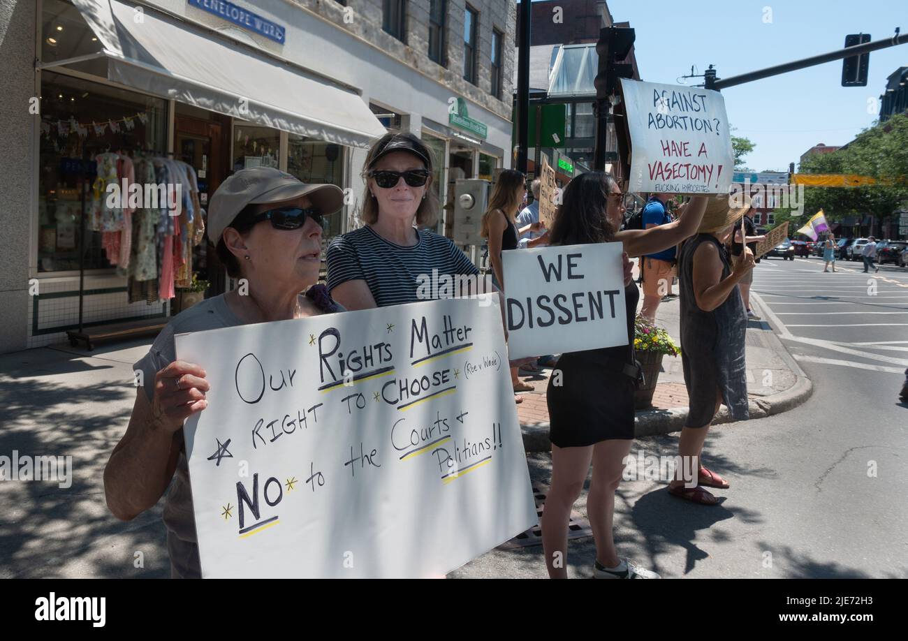 Brattleboro, Vermont. 25. JUNI 2022: Demonstration gegen den Obersten Gerichtshof, bei der Roe gegen Wade gestialt wurde am 24. Juni, einer von vielen Protesten für Wahlkämpfer im ganzen Land, einschließlich kleiner Städte wie Brattleboro. Stockfoto