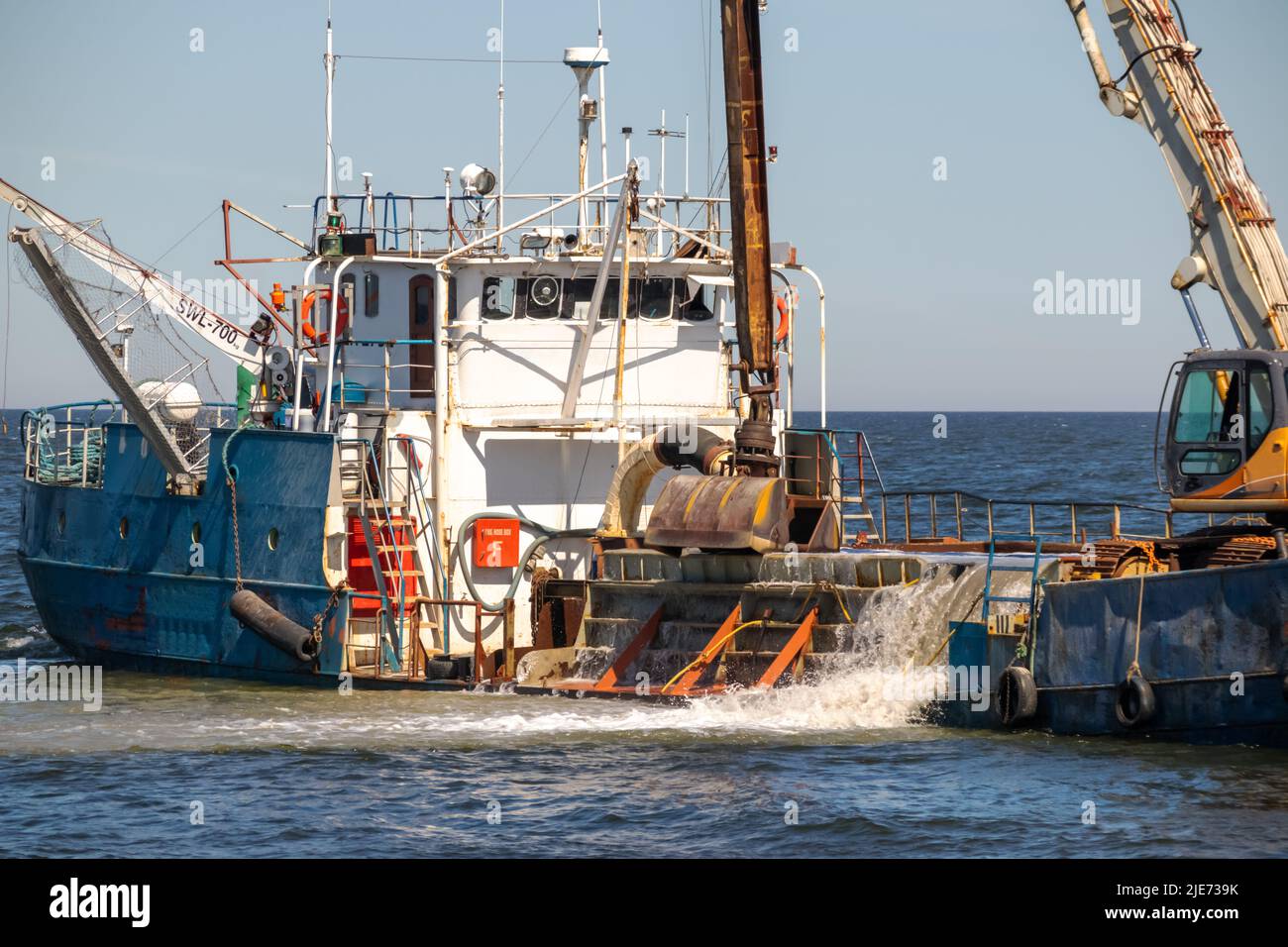 Blaues Schiff im blauen Meer Stockfoto