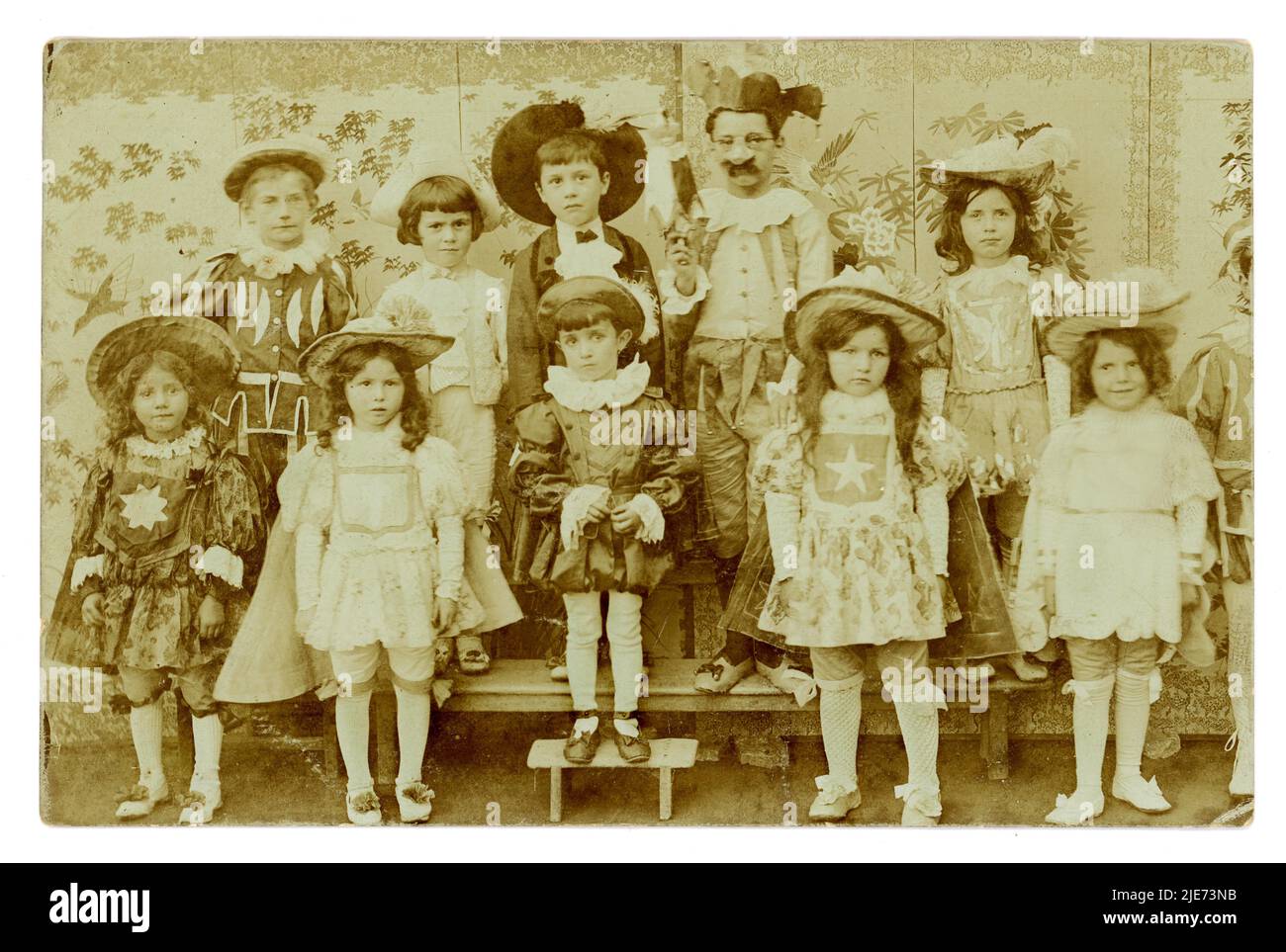 Original charmante französische Postkarte von kleinen Kindern in Kostüm in ausgefallenen Kleid des Hofes von Louis XIV, möglicherweise eine Geburtstagsfeier oder Festtag, Nationalfeiertag, gesendet an Authon-du-Perche in Eure-et-Loire, geschrieben in 1910. Stockfoto