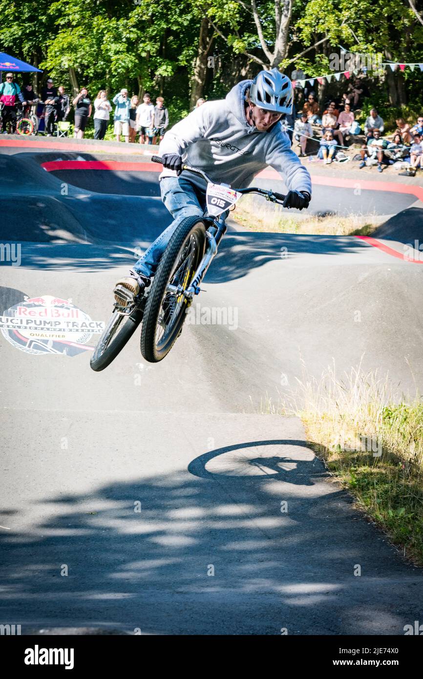 Edinburgh, Schottland. Samstag, 25. Juni 2022. Teilnehmer der Edinburgh Qualifier der Red Bull UCI Pump Track World Championships im SKELF Bikepark. Die Siegerinnen und Sieger wurden bei den Weltmeisterschaften im chilenischen Santiago am 20. November 2022 mit Plätzen ausgezeichnet. Stockfoto