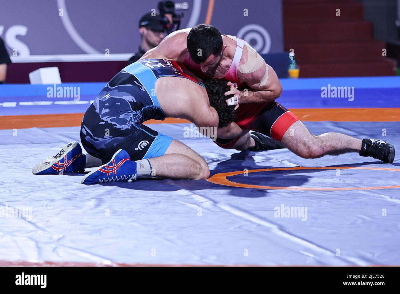 Matteo Pellicone, Rom, Italien, 25. Juni 2022, Tarzan Maisuradze (GEO) vs Abubakr Abakarov (AZE) FF 86kg in der Rangliste der 2022 (day4) - Wrestling Stockfoto