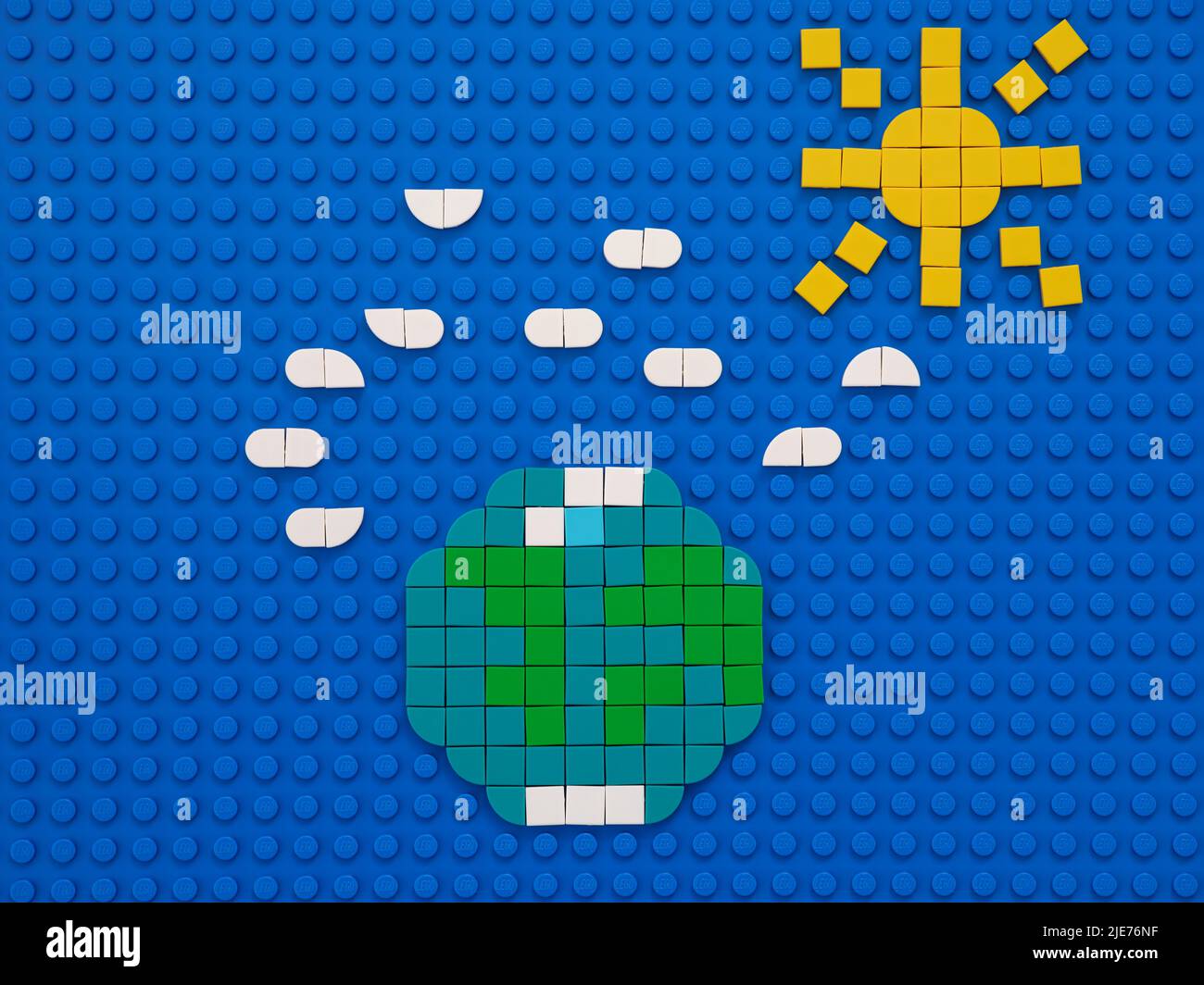 Tambow, Russische Föderation - 14. Juni 2022 der Planet Erde, die Sonne und Wolken am Himmel. Die Szene besteht aus Lego-Punkten. Stockfoto