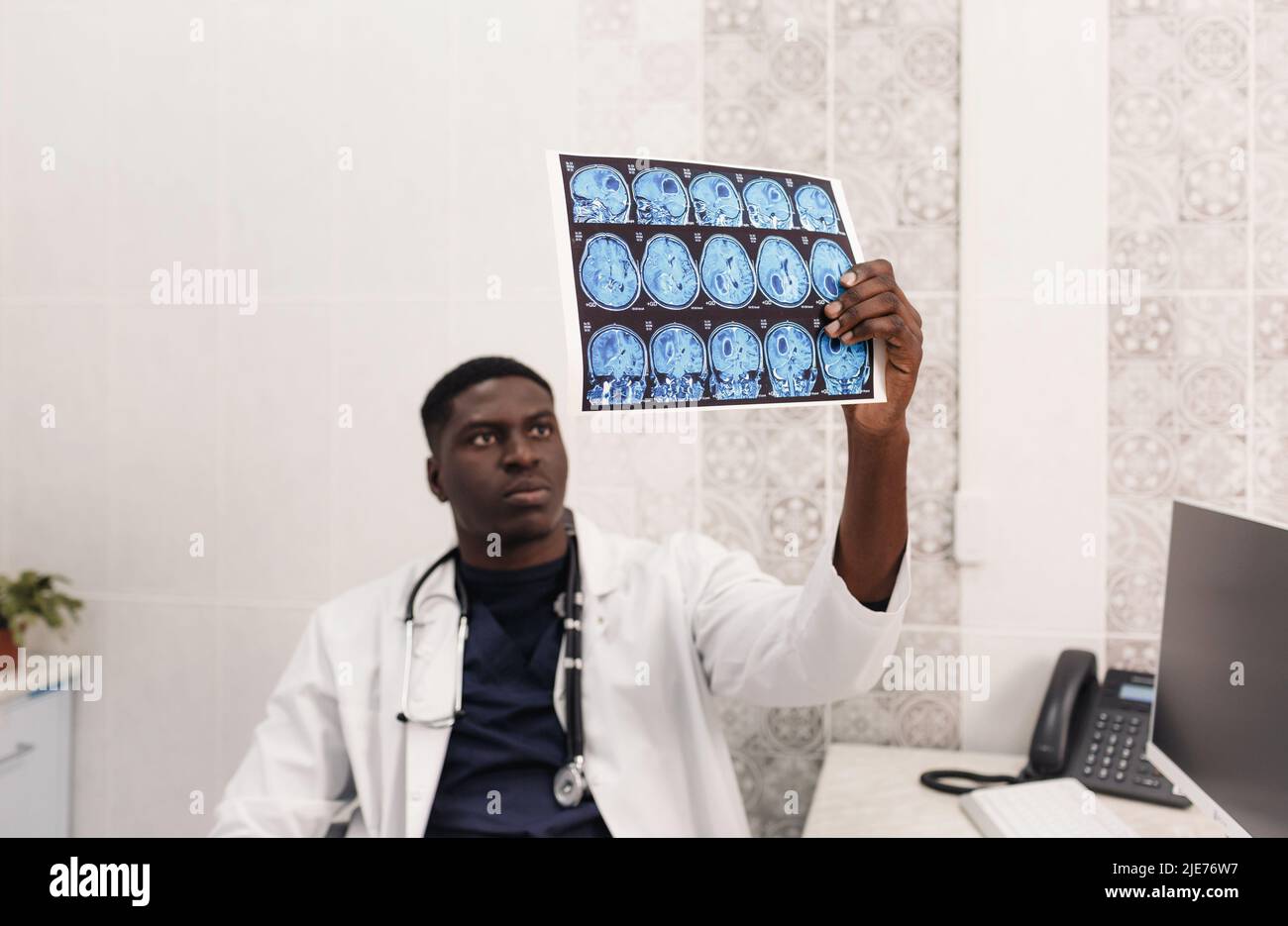 Der Arzt in der Arztpraxis untersucht die Bilder der Magnetresonanztherapie Stockfoto