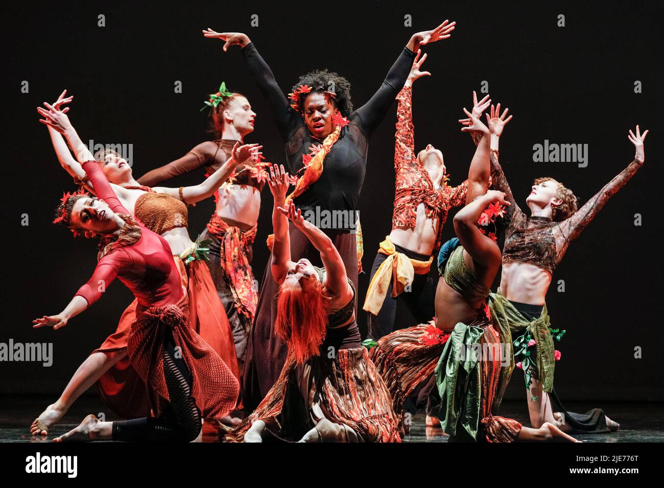 London, Großbritannien. 25.. Juni 2022. AUFTRETEN DER BOP Jazz Theatre Company. Impact Dance kehrt für ihre Performance „Chapters 25+1“ ins Sadler's Wells Pfau Theater zurück. Sie feiern ihre 26-jährige Reise mit Auszügen aus alten und neuen Werken, zusammen mit 10 Unternehmen und Künstlern, die Teil ihrer Reise waren. „Chapters 25+1“ ist von der Hip-Hop-Kultur inspiriert und wird von Hakeem „Mr Impact“ moderiert. Kredit: Imageplotter/Alamy Live Nachrichten Stockfoto