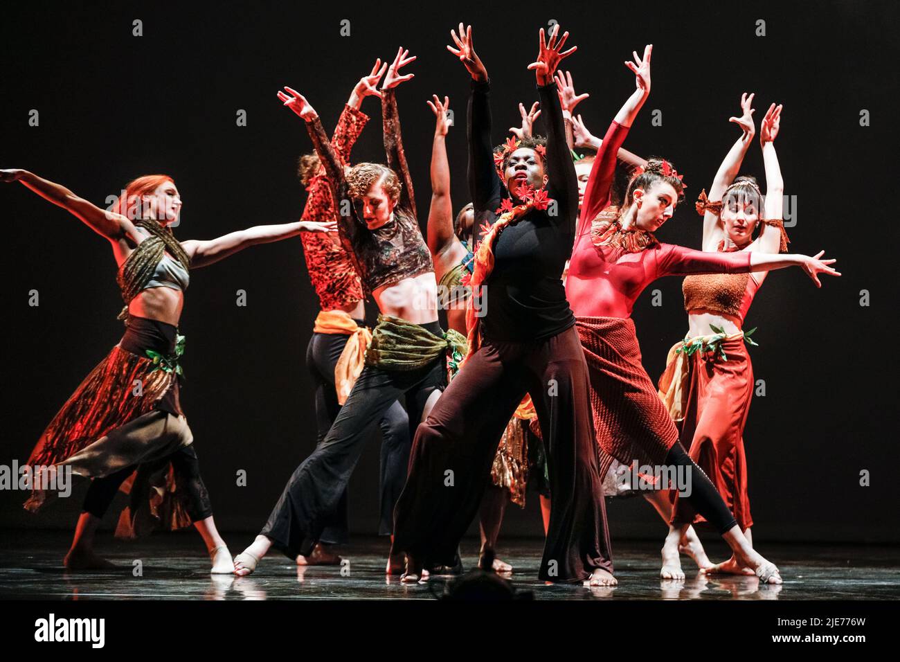 London, Großbritannien. 25.. Juni 2022. AUFTRETEN DER BOP Jazz Theatre Company. Impact Dance kehrt für ihre Performance „Chapters 25+1“ ins Sadler's Wells Pfau Theater zurück. Sie feiern ihre 26-jährige Reise mit Auszügen aus alten und neuen Werken, zusammen mit 10 Unternehmen und Künstlern, die Teil ihrer Reise waren. „Chapters 25+1“ ist von der Hip-Hop-Kultur inspiriert und wird von Hakeem „Mr Impact“ moderiert. Kredit: Imageplotter/Alamy Live Nachrichten Stockfoto