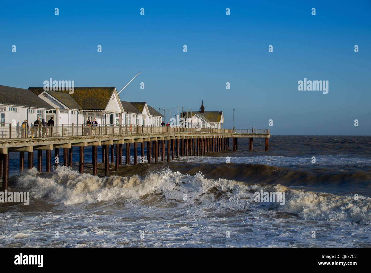 Southwold Pier an einem kalten, windigen Tag in Suffolk, Großbritannien. Stockfoto