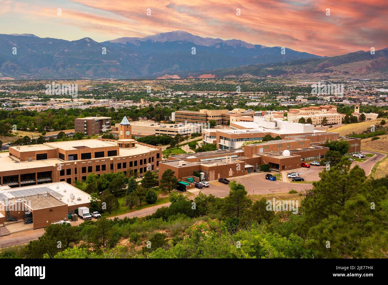 Der Campus der University of Colorado Colorado Springs während des Tages mit Pikes Peak und den Rocky Mountains im Hintergrund Stockfoto