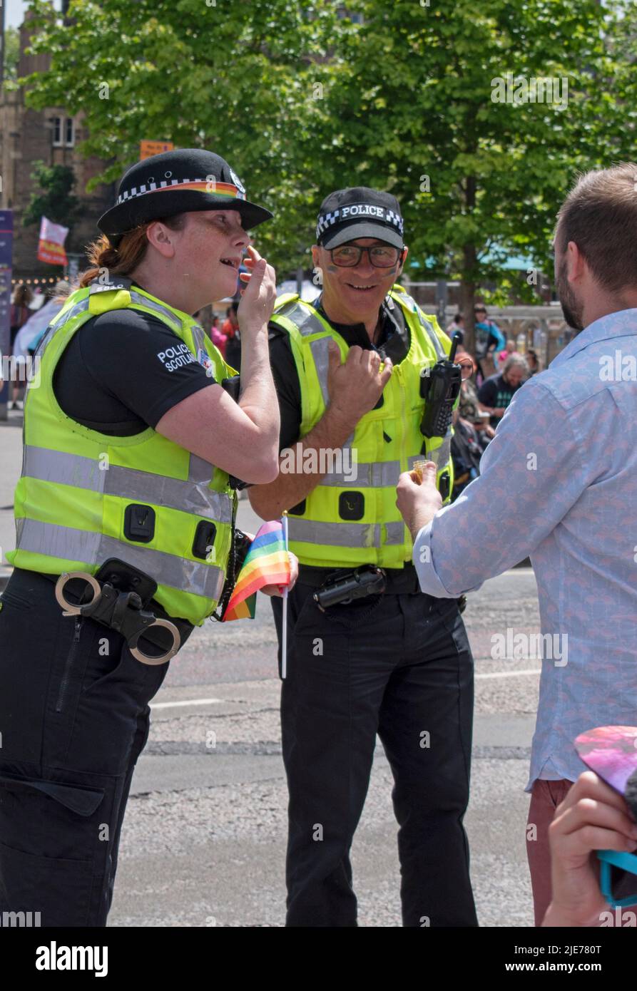 Edinburgh, Schottland: 25. 2022. Juni: Der Polizei beim Pride march Glitzer anbieten Stockfoto