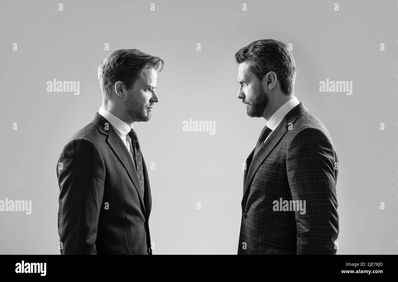 Geschäftsleute von Angesicht zu Angesicht. Respektlosigkeit und Widerspruch. Geschäftspartner beschuldigen sich gegenseitig Stockfoto