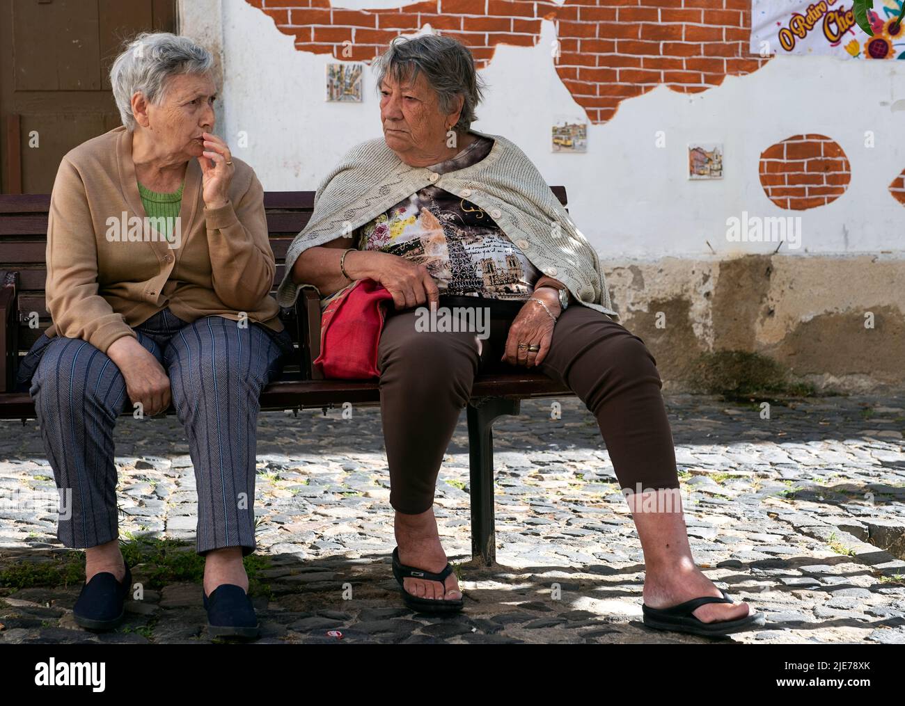 Ältere Frauen sprechen auf einer Parkbank in Lissabon, Portugal Stockfoto