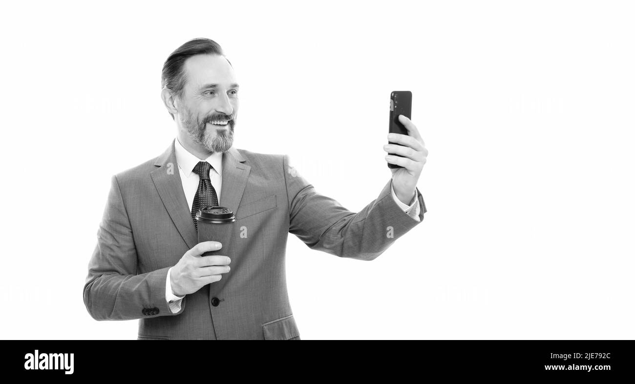 Vlogger mit Handy trinken Kaffee. Machen Video-Blog auf dem Smartphone. Blogging am Telefon. Stockfoto