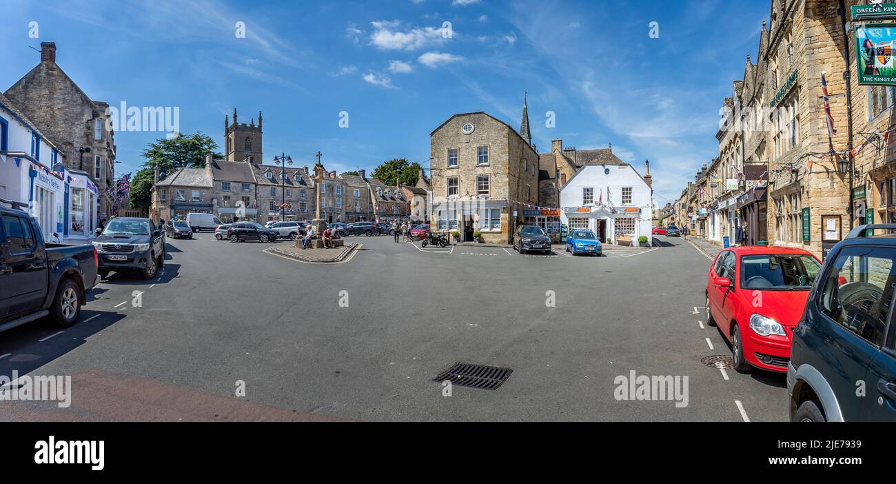 Geschäfte und Restaurants am Marktplatz in Stow-on-the-Wold, Gloucestershire, Großbritannien, am 20. Juni 2022 Stockfoto