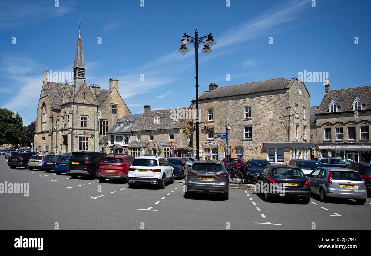 Geschäfte und Restaurants am Marktplatz in Stow-on-the-Wold, Gloucestershire, Großbritannien, am 20. Juni 2022 Stockfoto