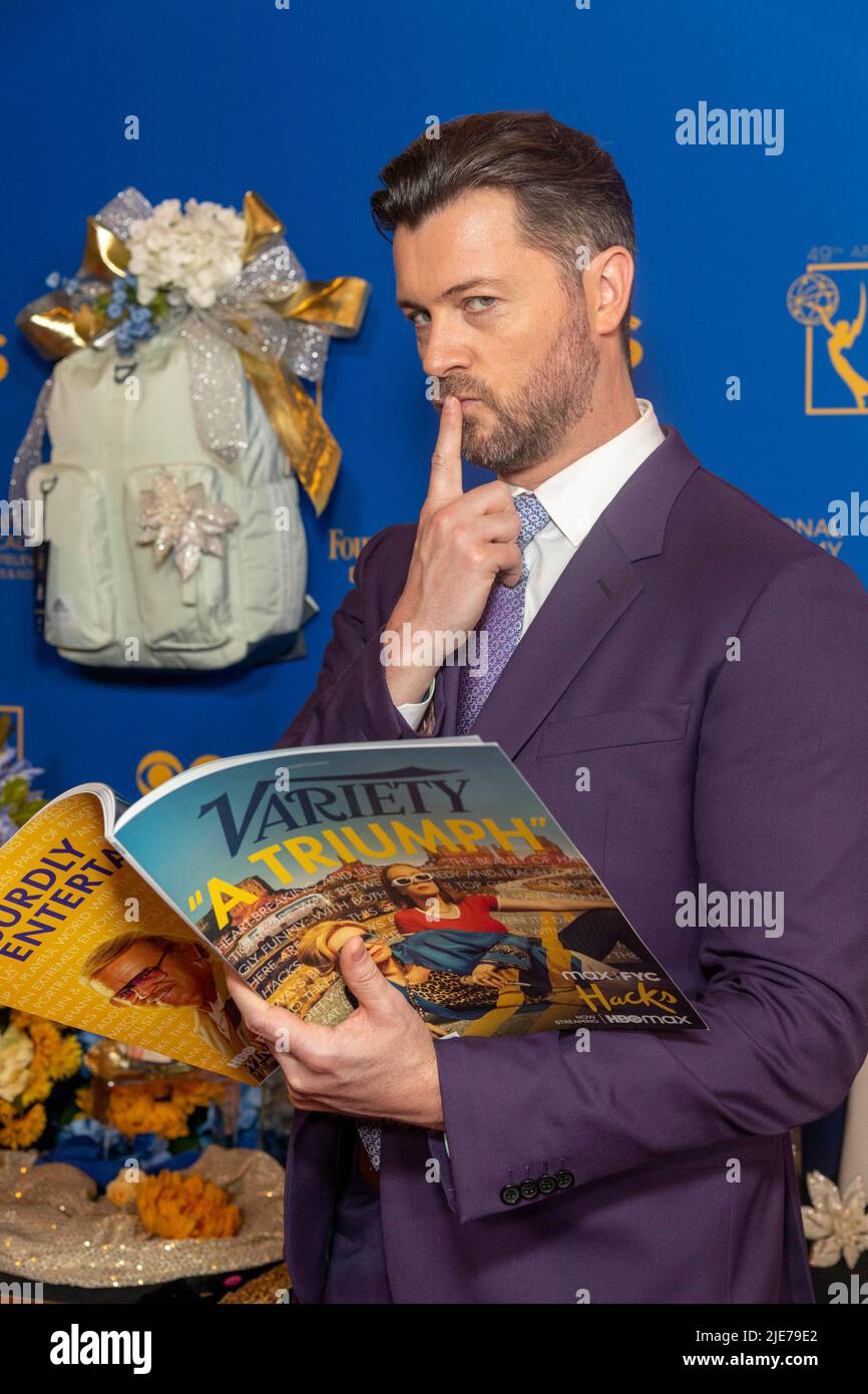 Los Angeles, Kalifornien, USA. 24.. Juni 2022. Dan Feuerriegel nimmt am 24. Juni 2022 am 49.. Juni an der Verleihung der Emmys Awards im Pasadena Convention Center, Pasadena, CA Teil. Quelle: Eugene Powers/Alamy Live News Stockfoto