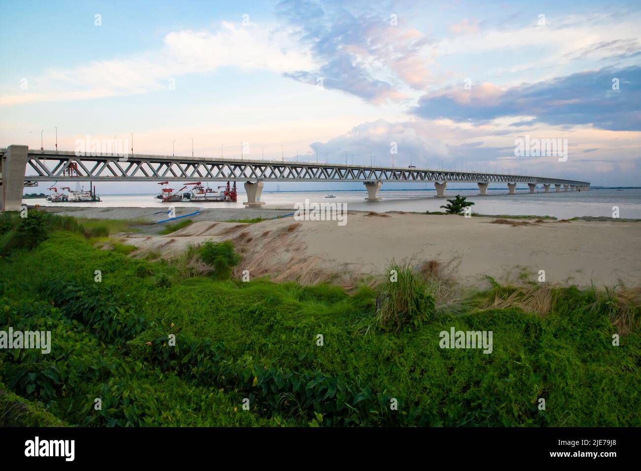 Padma Mehrzweckbrücke am Padma Fluss in Bangladesch. Diese Brücke wurde am 25. Juni 2022 in Bangladesch eingeweiht Stockfoto
