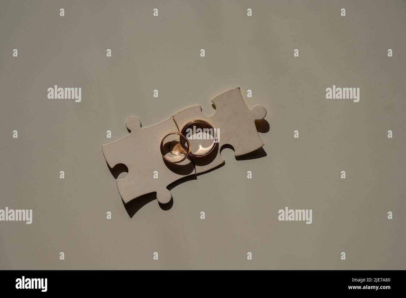 Eheringe und Puzzleteile. Ehemann und Ehefrau ergänzen sich perfekt. Stockfoto