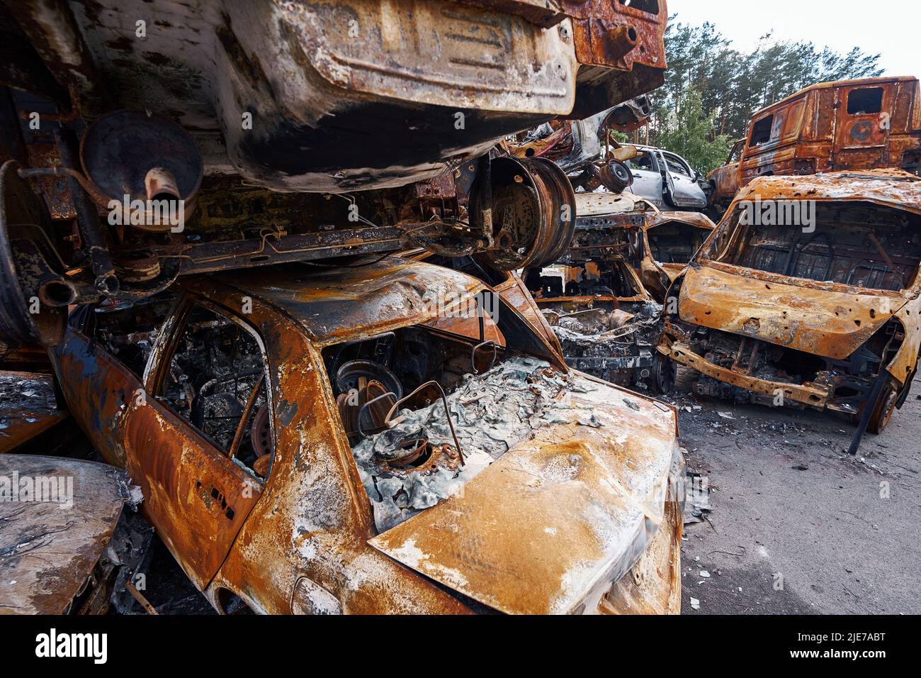 Demaged Fahrzeuge montiert auf einander in der Ukraine Stockfoto