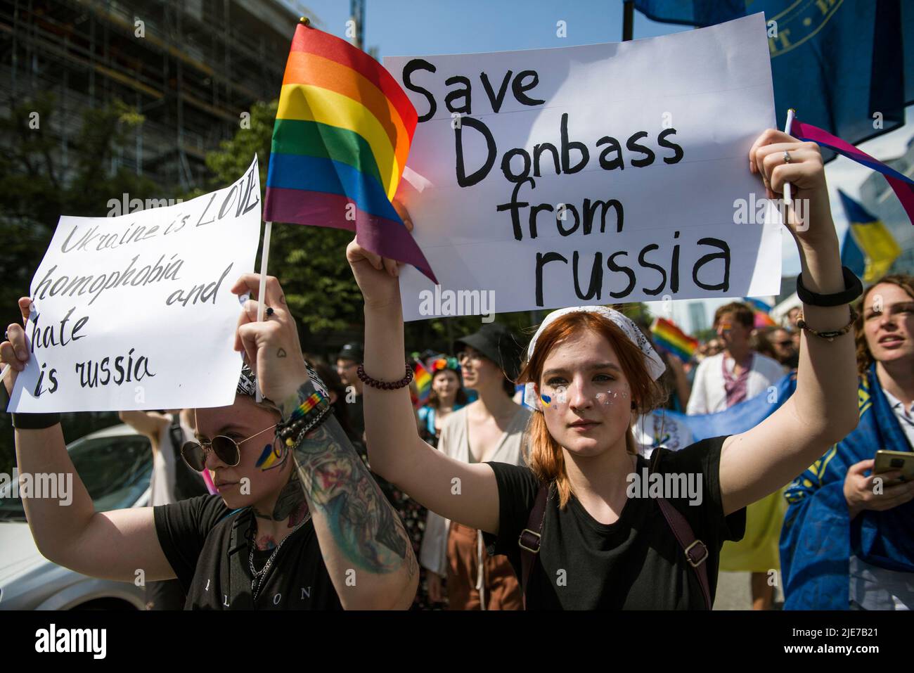 Während der Warschauer Pride halten Menschen Regenbogenfahnen und Plakate. Die Organisation Kyiv Pride nahm an der parade zur Gleichstellung in Warschau Teil, um ihr 10.-jähriges Bestehen und die Rechte der ukrainischen LGBTQ-Bevölkerung zu feiern. Warschau und Kyiv Pride marschieren in diesem Jahr wegen der russischen Invasion in der Ukraine in der polnischen Hauptstadt zusammen. Die Warsaw Pride, auch bekannt als Equality Parade, brachte Tausende von Menschen auf die Straßen von Warschau, um die Ideen von Freiheit, Gleichheit und Toleranz zu verbreiten. (Foto von Attila Husejnow/SOPA Images/Sipa USA) Stockfoto