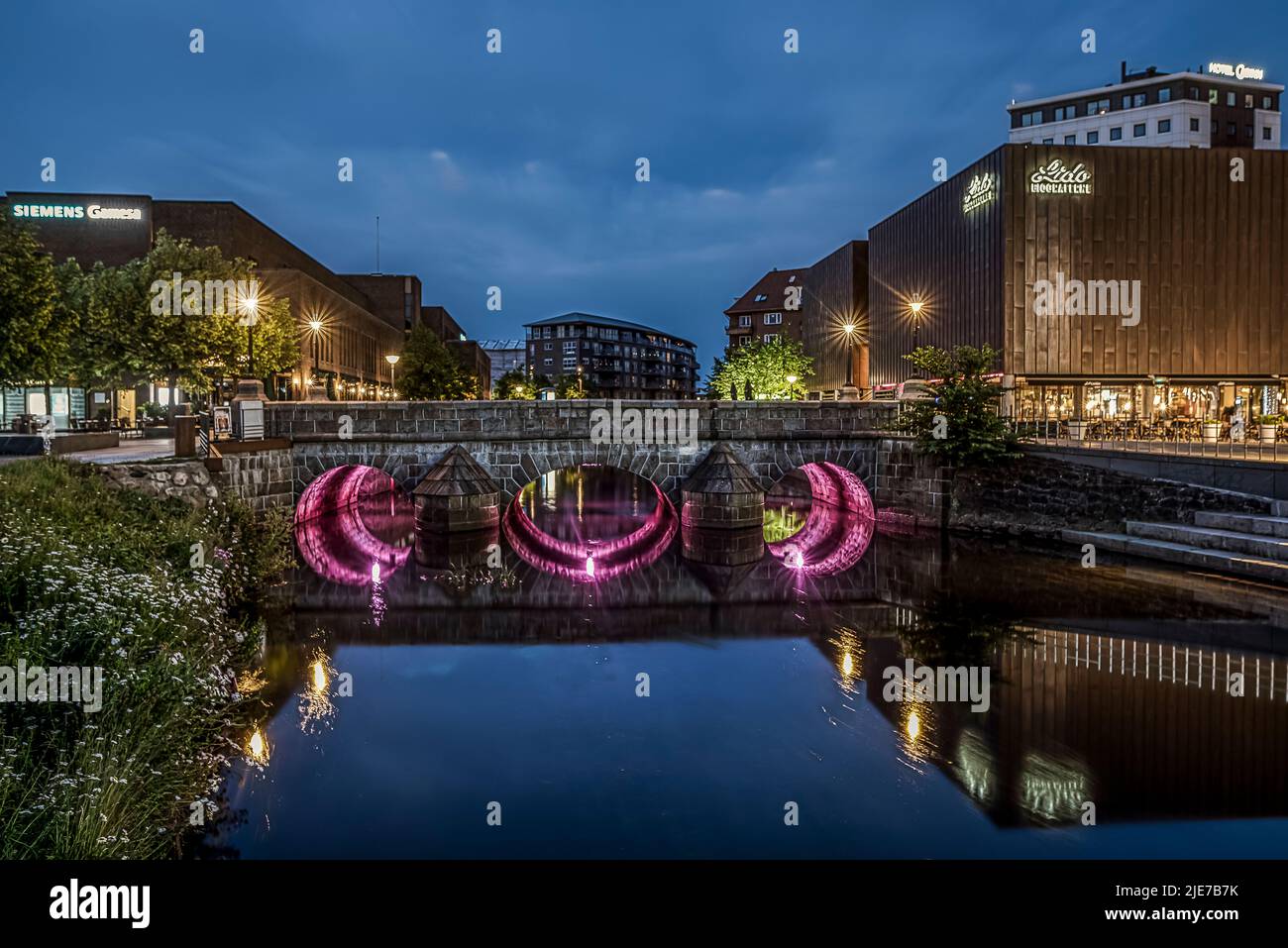Nachtfoto der alten Steinbrücke im Zentrum von Vejle, Dänemark, 14. Juni 2022 Stockfoto