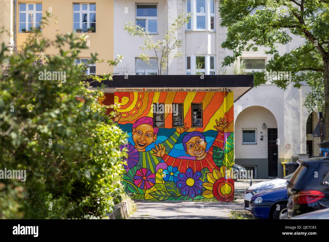 Buntes Wandgemälde im Kölner Wohnviertel Stockfoto