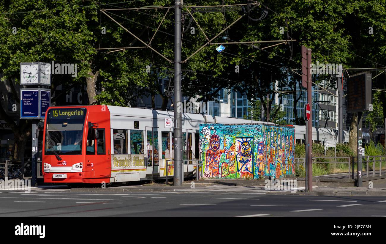 Eine Straßenbahn, die an einem Sommertag an einer Kreuzung in Köln wartet Stockfoto