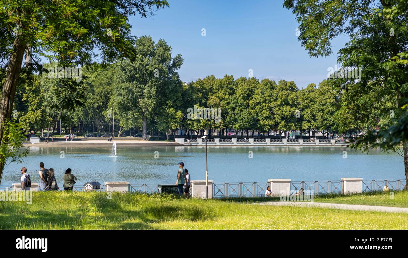 Menschen, die warmes Sommerwetter im Hiroshima-Nagasaki-Park in Köln genießen Stockfoto