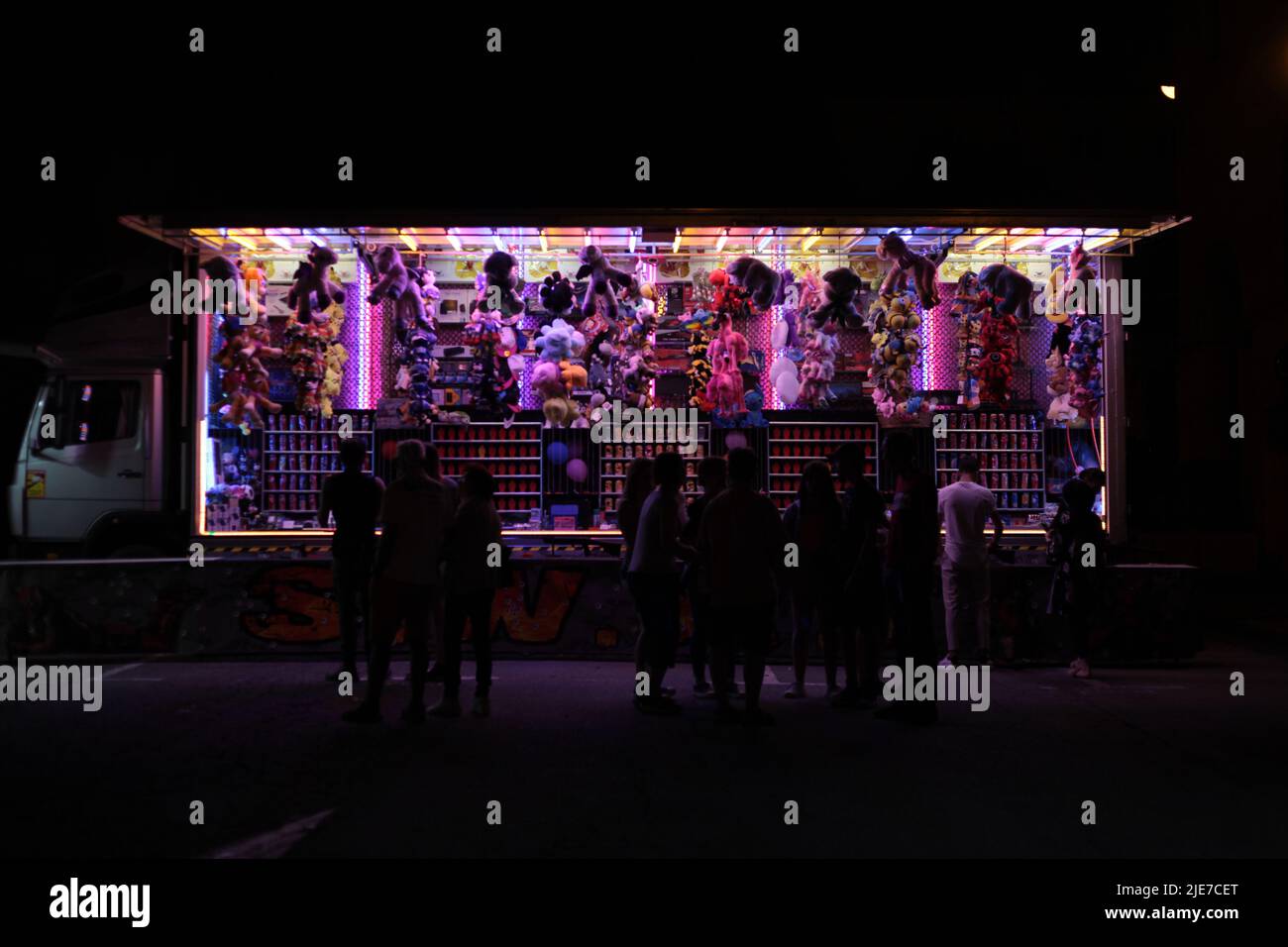 Jour de la fête de la musique à Saint-Jean-de-Maurienne, Premier jour de l'été : Stand de tir de la fête foraine Stockfoto