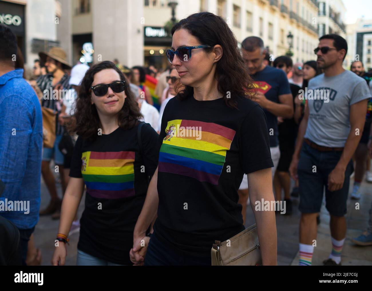 Malaga, Spanien. 25.. Juni 2022. Zwei Frauen tragen T-Shirts in Regenbogenfarben, während sie an einer Demonstration teilnehmen. Unter dem Motto: "Malaga, stolze und vielfältige" marschierten im Rahmen der Pride-Feierlichkeiten Hunderte von Menschen entlang der Hauptstraßen für die Rechte der LGTBIQ und gegen Homophobie und Transphobie. Kredit: SOPA Images Limited/Alamy Live Nachrichten Stockfoto