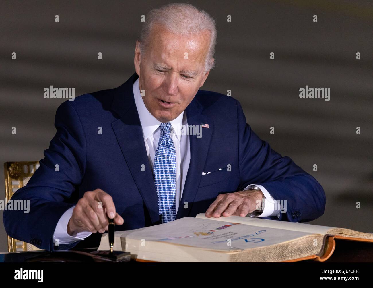 München, Deutschland. 25.. Juni 2022. Joe Biden, Präsident der USA, unterzeichnet bei seiner Ankunft am Flughafen München das Goldene Buch der Landesregierung. Deutschland ist Gastgeber des Gipfels der wirtschaftlich starken Demokratien G7 auf Schloss Elmau. Am ersten Tag des Gipfels werden die globale Wirtschaftslage, der Klimaschutz sowie die Außen- und Sicherheitspolitik mit den Sanktionen gegen Russland diskutiert. Quelle: Daniel Karmann/dpa/Alamy Live News Stockfoto