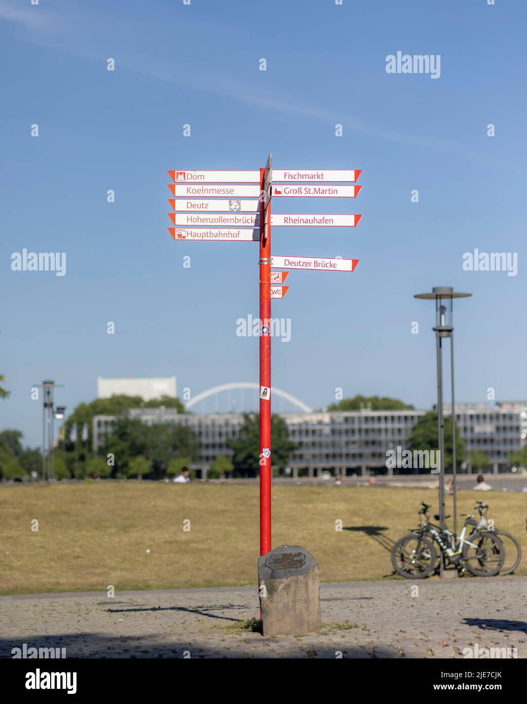 Schild in der Kölner Altstadt mit Anfahrtsbeschreibung zu interessanten Sehenswürdigkeiten Stockfoto