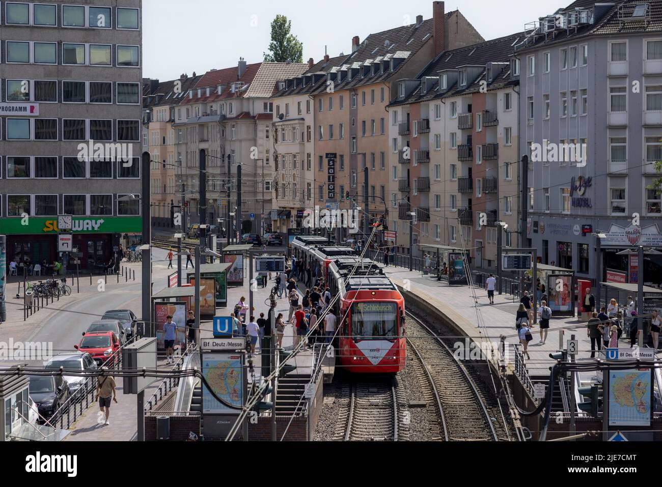 Zufällige Menschen und lebendige Architektur in der Kölner Innenstadt Stockfoto