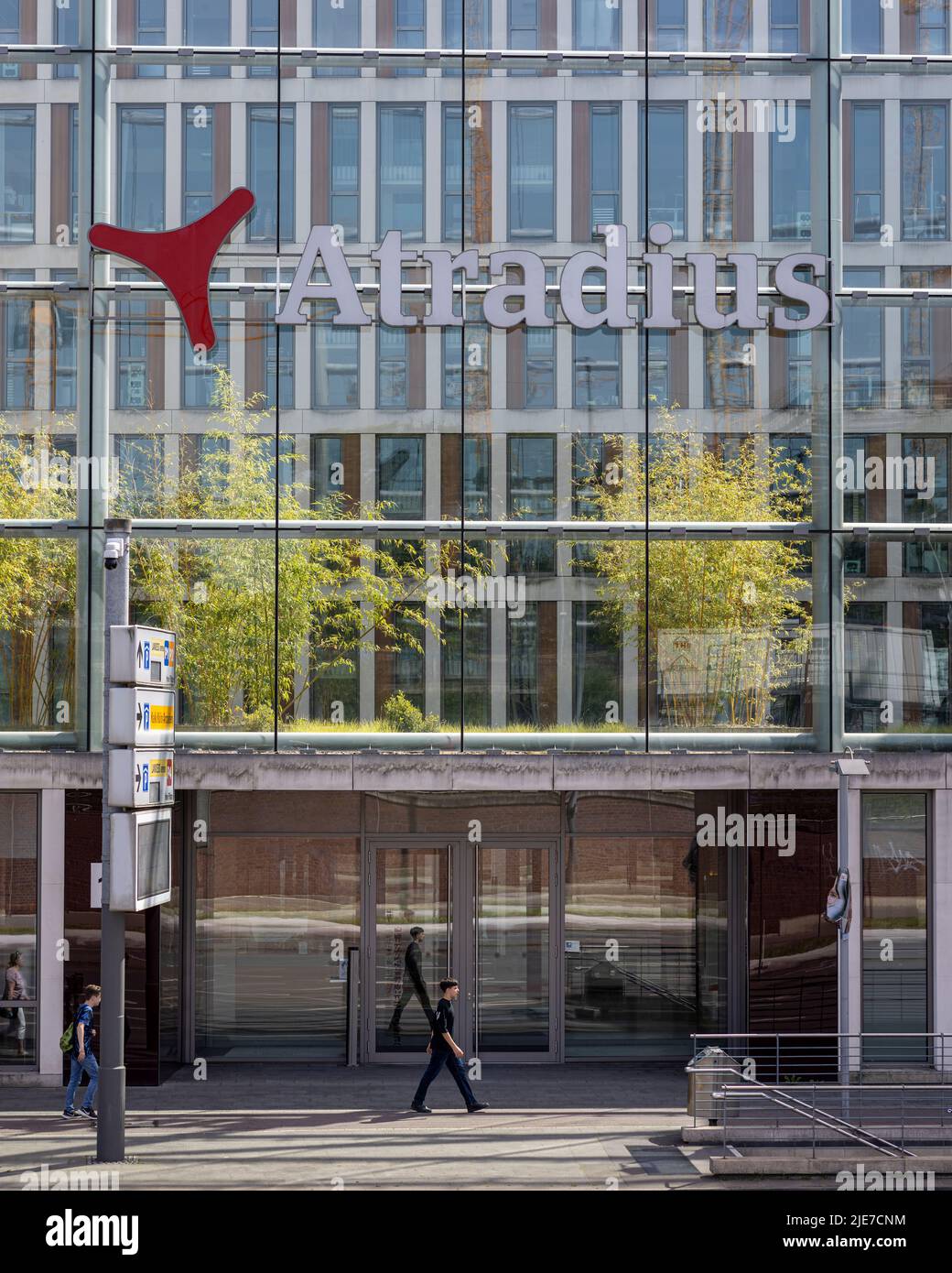 Zufällige Menschen und lebendige Architektur in der Kölner Innenstadt Stockfoto