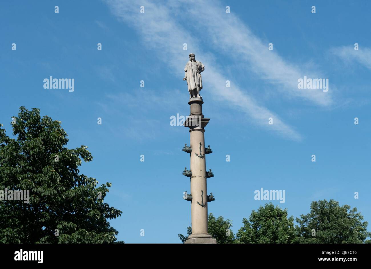 Das Columbus Monument besteht aus einer 14 Meter hohen Statue auf einer Säule, die im Zentrum von Manhattans Columbus Circle in New York City installiert ist. Stockfoto