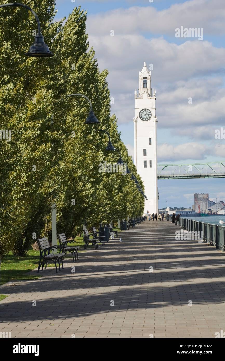 Promenade und alter Uhrenturm im Herbst, alter Hafen von Montreal, Quebec, Kanada. Stockfoto