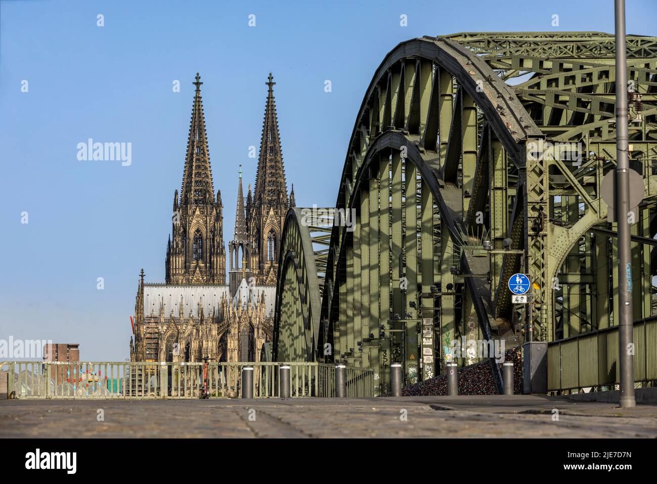 Der Kölner Dom erhebt sich majestätisch über der Skyline der Stadt Stockfoto
