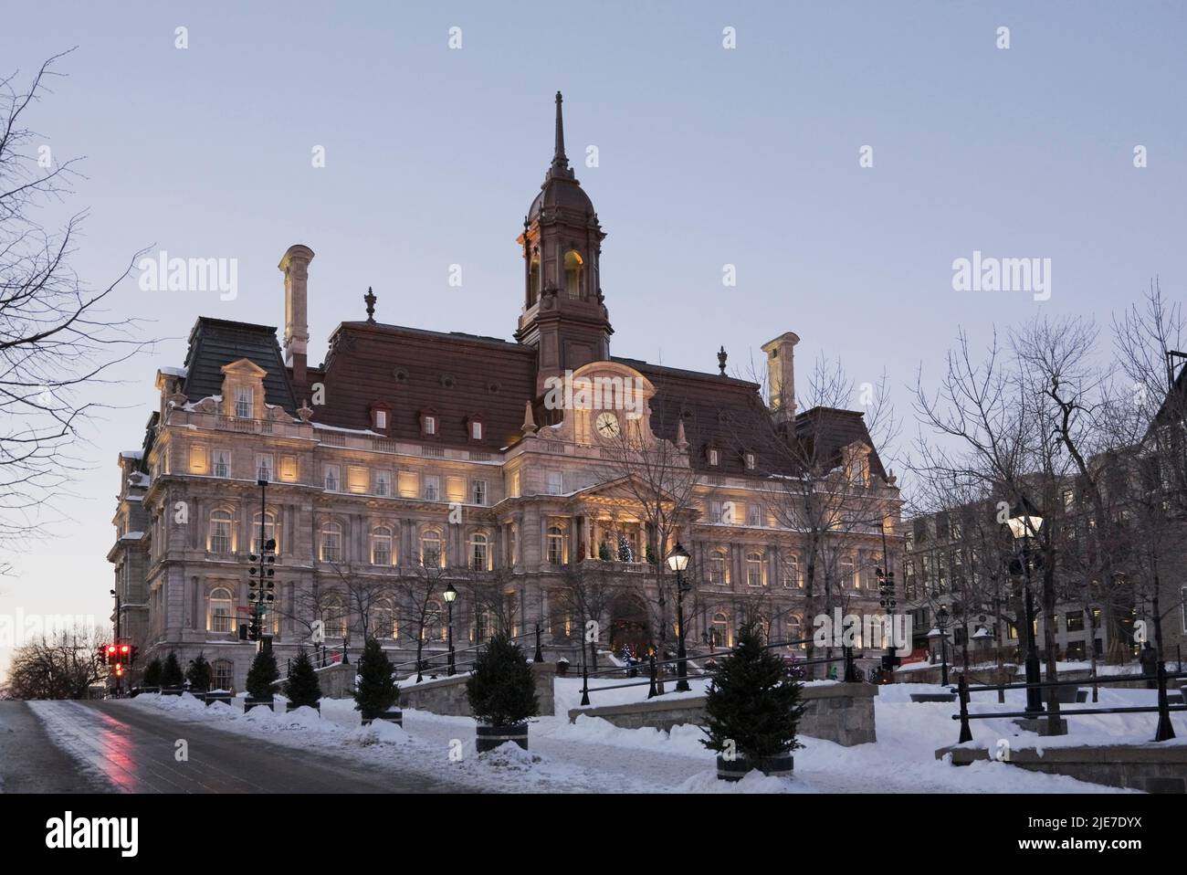 Place Jacques Cartier und Rathaus mit Weihnachtsschmuck im Winter in der Dämmerung, Old Montreal, Quebec, Kanada. Stockfoto