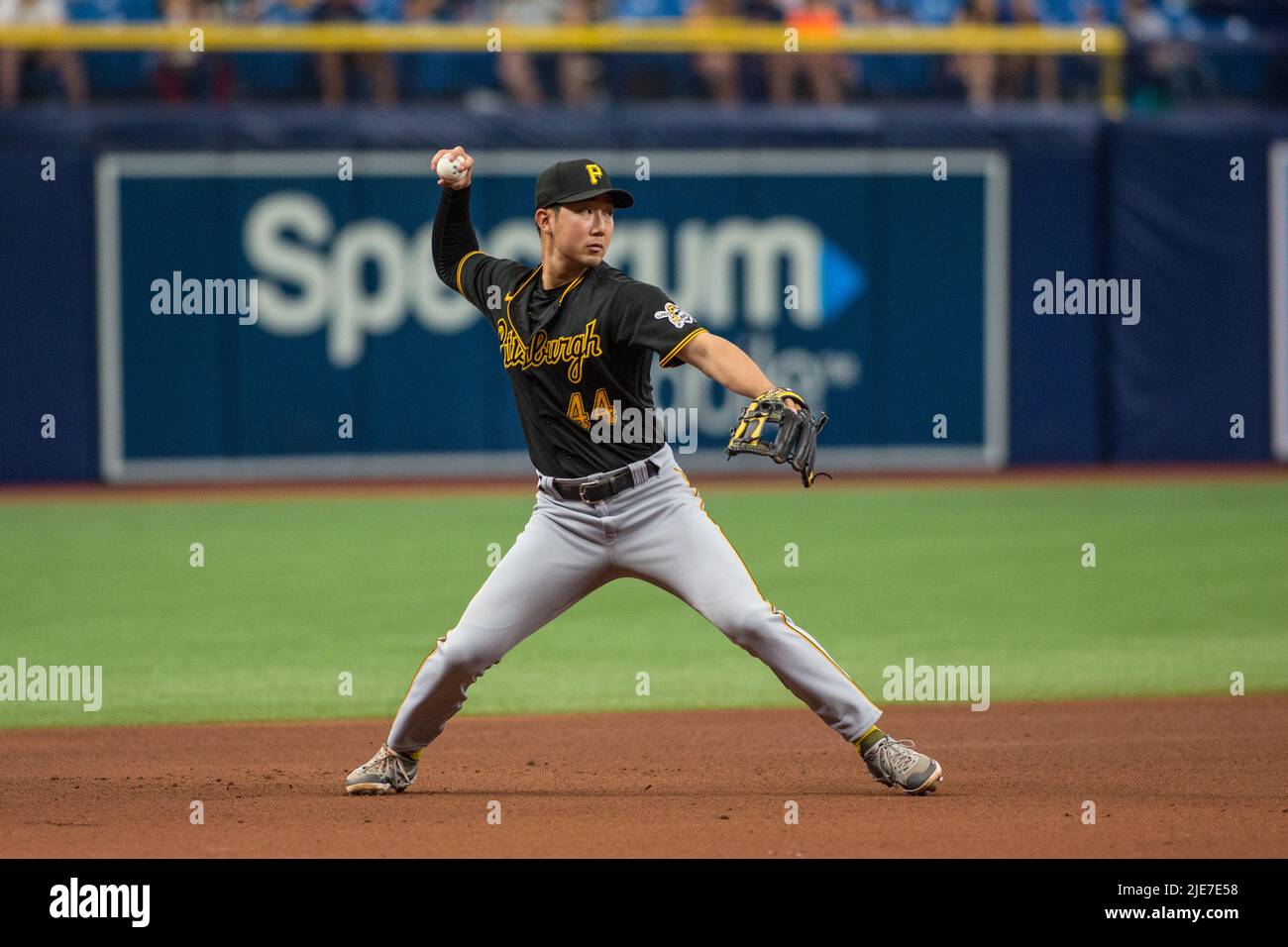 Pittsburgh, USA. 25. Juni 2022: Pittsburgh Pirates shortstop Hoy Park (44) wirft während des MLB-Spiels zwischen Pittsburg Pirates und Tampa Bay Rays auf den ersten Stand St. Petersburg, FL. Tampa Bay Rays besiege die Pittsburg Pirates 6 - 5. Jonathan Huff/CSM. Quelle: Cal Sport Media/Alamy Live News Stockfoto