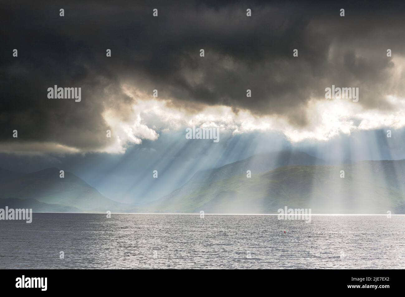 Loch Linnhe Schottland Schottischer See lough Landschaft Natur Küste GB Vereinigtes Königreich Großbritannien dramatisches Reiseziel für Fjorde mit dunklem, bewölktem Himmel Stockfoto