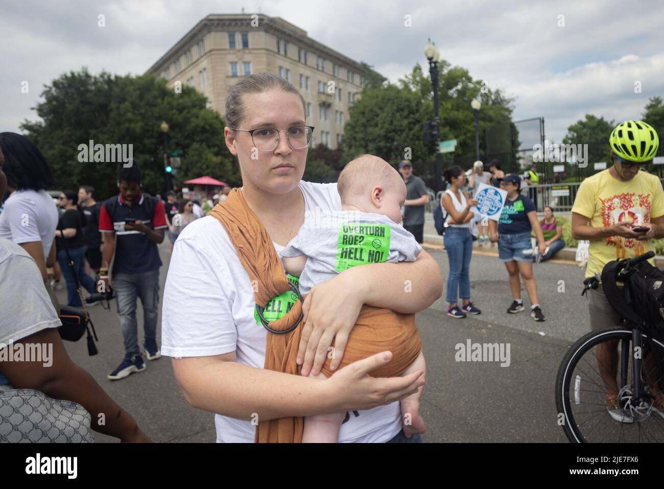 District Of Columbia, Usa. 23.. Juni 2022. Abtreibungsrechtler singen ihre Dissens, nachdem der Oberste Gerichtshof der Vereinigten Staaten mit "5 zu 4" gestimmt hat? Die bahnbrechende Entscheidung von Roe v. Wade am 2.?4? Juni 2022 in Washington, DC niederzuschlagen. Die Stellungnahme beendet 50 Jahre verfassungsrechtlichen Schutz der Abtreibungsrechte und erlaubt jedem Staat zu entscheiden, ob Abtreibung eingeschränkt oder verboten werden soll. (Foto: Michael Nigro/Pacific Press) Quelle: Pacific Press Media Production Corp./Alamy Live News Stockfoto