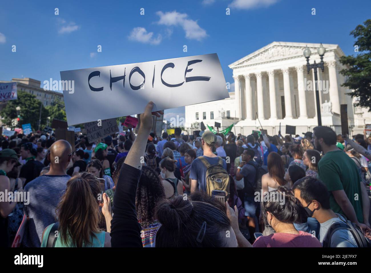 District Of Columbia, Usa. 23.. Juni 2022. Abtreibungsrechtler singen ihre Dissens, nachdem der Oberste Gerichtshof der Vereinigten Staaten mit "5 zu 4" gestimmt hat? Die bahnbrechende Entscheidung von Roe v. Wade am 2.?4? Juni 2022 in Washington, DC niederzuschlagen. Die Stellungnahme beendet 50 Jahre verfassungsrechtlichen Schutz der Abtreibungsrechte und erlaubt jedem Staat zu entscheiden, ob Abtreibung eingeschränkt oder verboten werden soll. (Foto: Michael Nigro/Pacific Press) Quelle: Pacific Press Media Production Corp./Alamy Live News Stockfoto