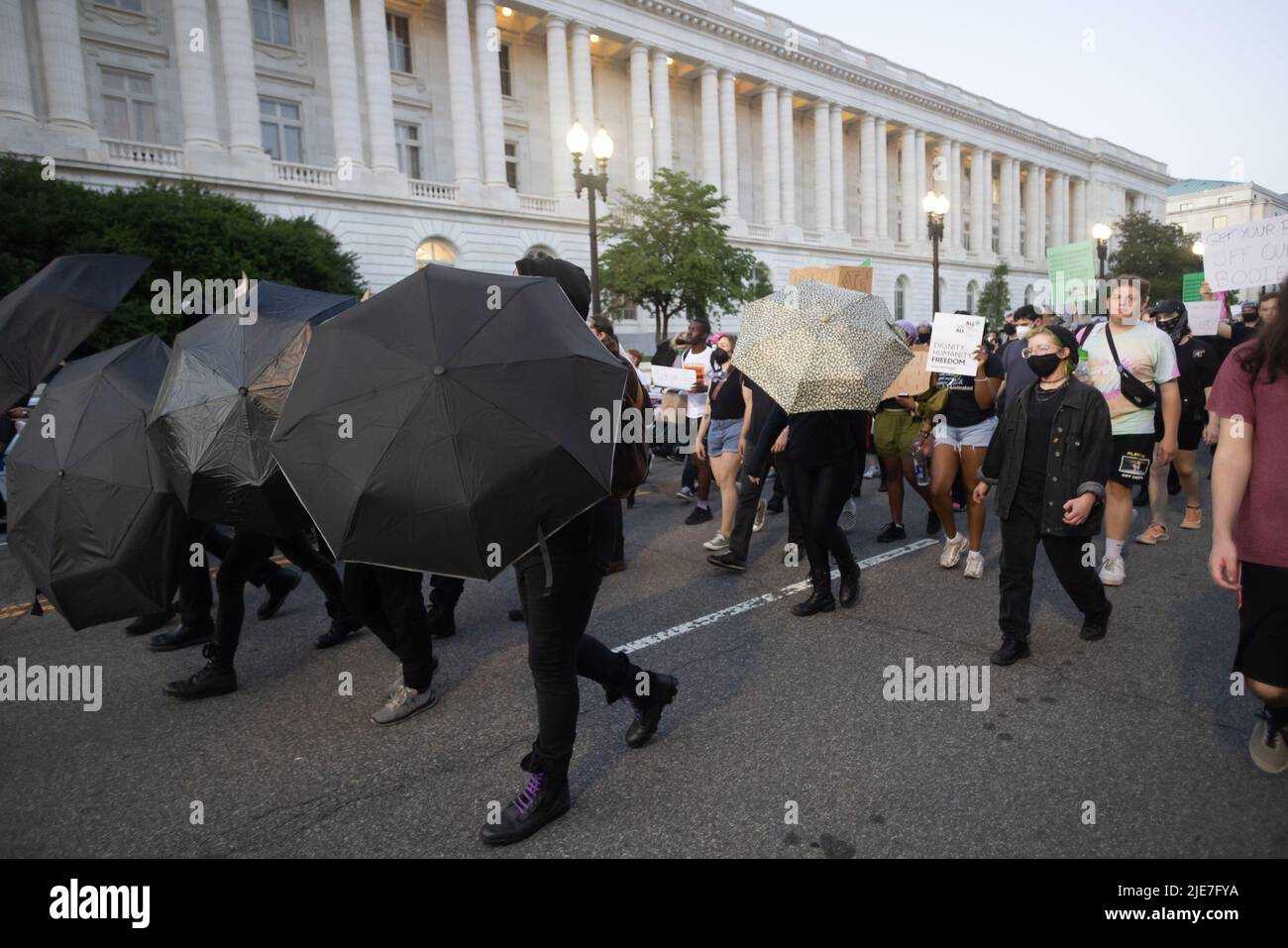 District Of Columbia, Usa. 23.. Juni 2022. Eine Aktion des Schwarzen Blocks namens „Bite Back“ marschierte durch die Straßen, nachdem der Oberste Gerichtshof der Vereinigten Staaten mit „5 zu 4“ gestimmt hatte? Die bahnbrechende Entscheidung von Roe v. Wade am 2.?4? Juni 2022 in Washington, DC niederzuschlagen. Die Stellungnahme beendet 50 Jahre verfassungsrechtlichen Schutz der Abtreibungsrechte und erlaubt jedem Staat zu entscheiden, ob Abtreibung eingeschränkt oder verboten werden soll. (Foto: Michael Nigro/Pacific Press) Quelle: Pacific Press Media Production Corp./Alamy Live News Stockfoto