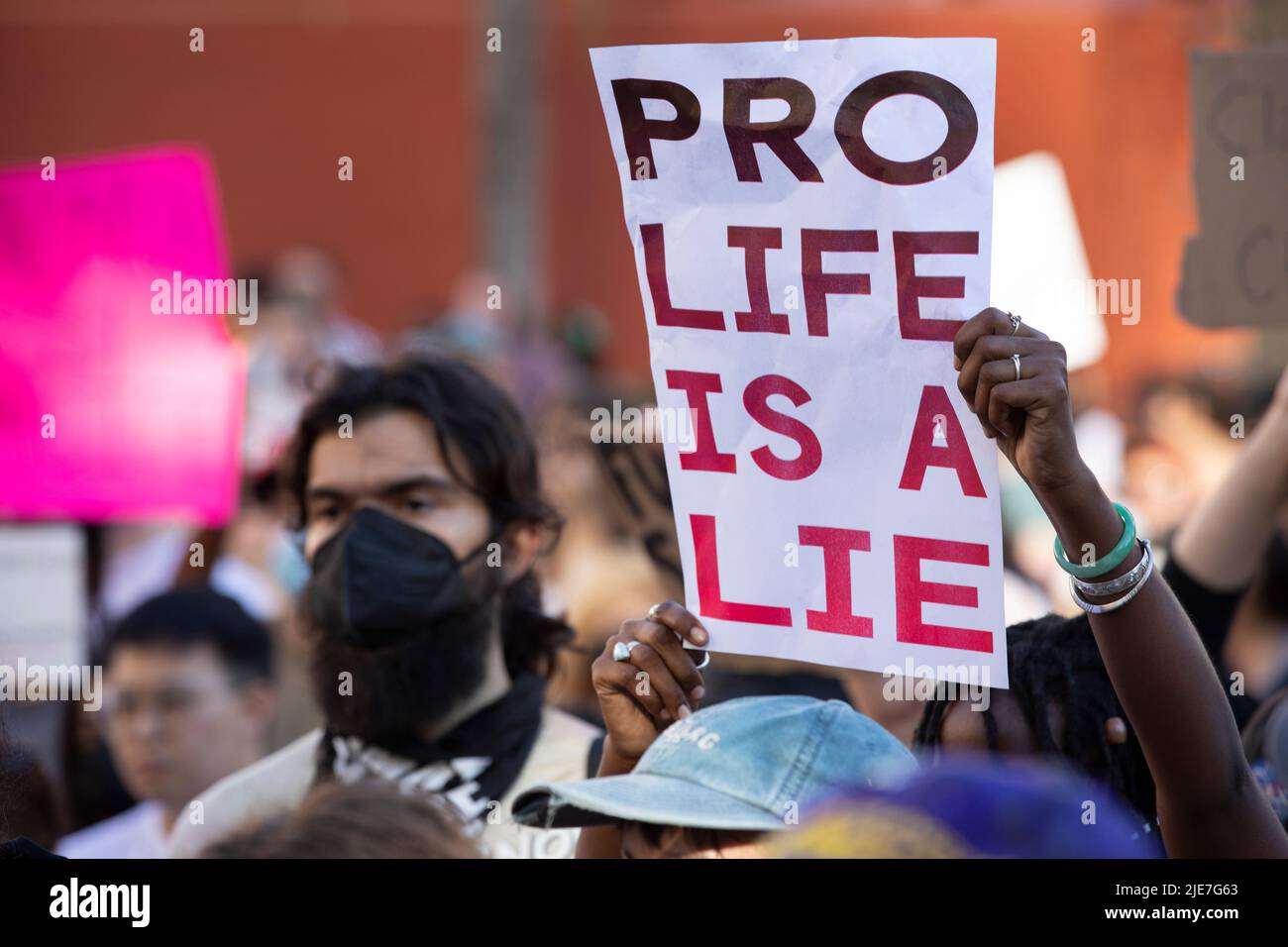 Los Angeles, Kalifornien, USA - 25. Juni 2022: Aktivisten protestieren gegen den Fall von Roe gegen Wade durch den Obersten Gerichtshof. Stockfoto